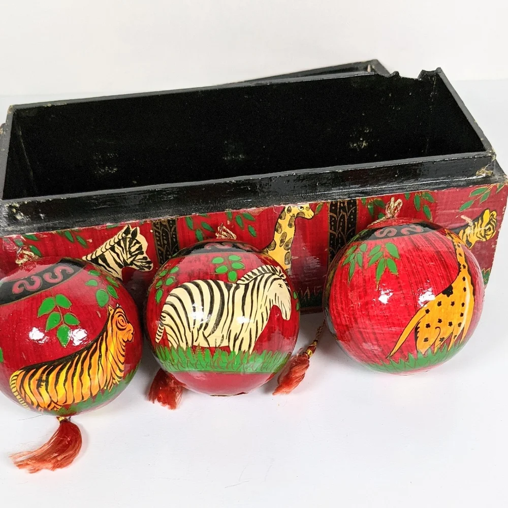 Vtg Foreside laquered hand painted ornament box